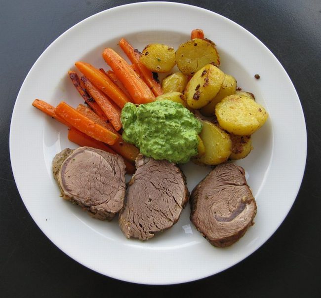 Schweinelende mit grüner Sauce Schweinelende mit grüner Sauce ist ein Frühlingsrezept, denn dann gibt es die frischen Kräuter.