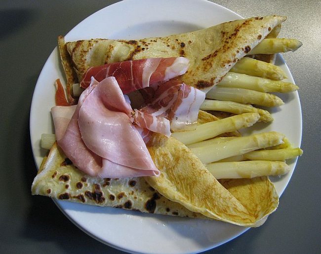 Spargel mit Palatschinken