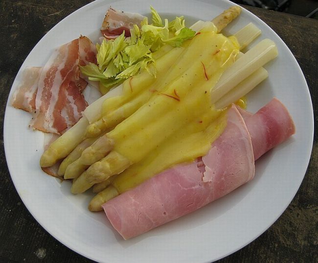 Spargel mit Safran – Béchamel – Sauce