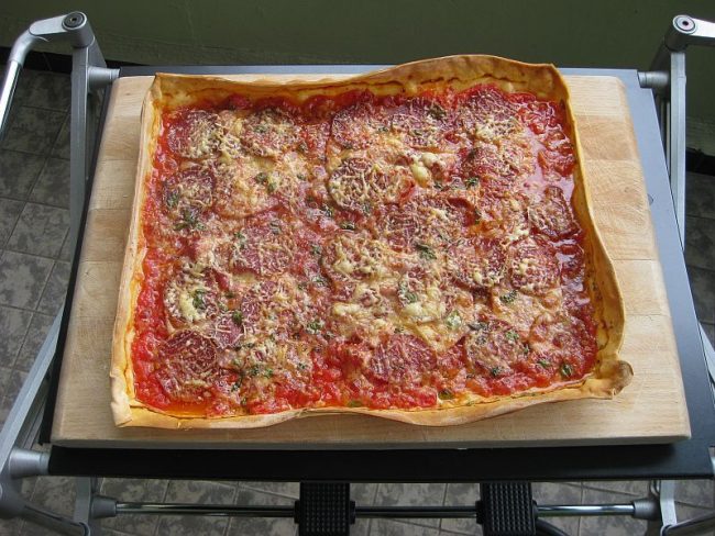 Womit machen wir Kindern eine Freude – Pizza ! Sie ist gut mit den Kindern zusammen zuzubereiten.