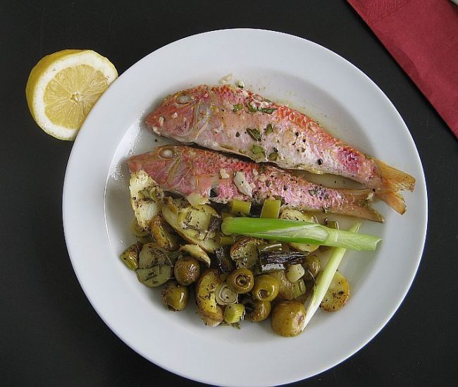 Rotbarben in Papierhülle mit Rosmarinkartoffel