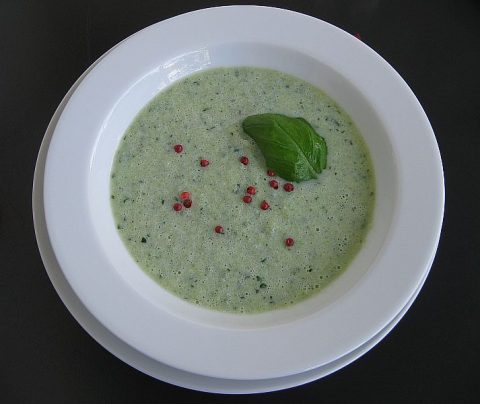 Buttermilch – Gurken – Schaum – Süppchen ist ein Genuss an heißen Tagen und bringt Frische in das erschlaffte Leben.