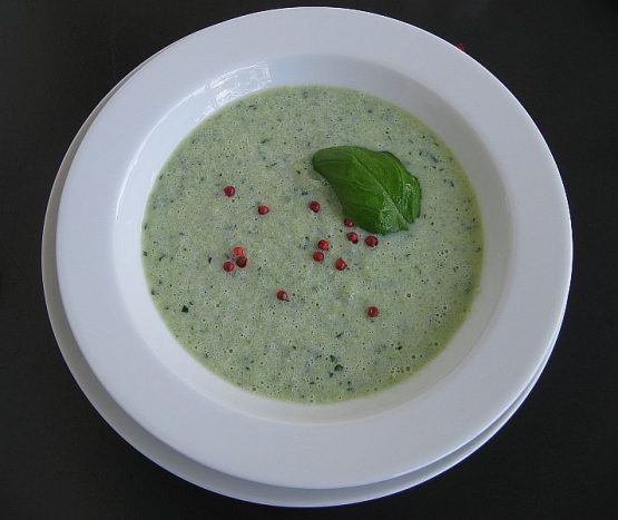 Buttermilch – Gurken – Schaum – Süppchen ist ein Genuss an heißen Tagen und bringt Frische in das erschlaffte Leben.