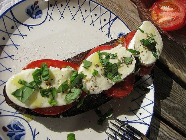 Geröstetes Schwarzbrot mit Mozarella und Tomate