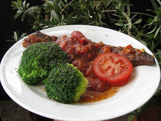Rinderleber in Rotwein ist ein eher leichtes Essen, denn es gibt lediglich gemüse als Beilage.