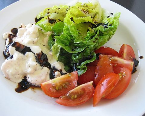 Salat mit Krabben in Knoblauchmajonaise