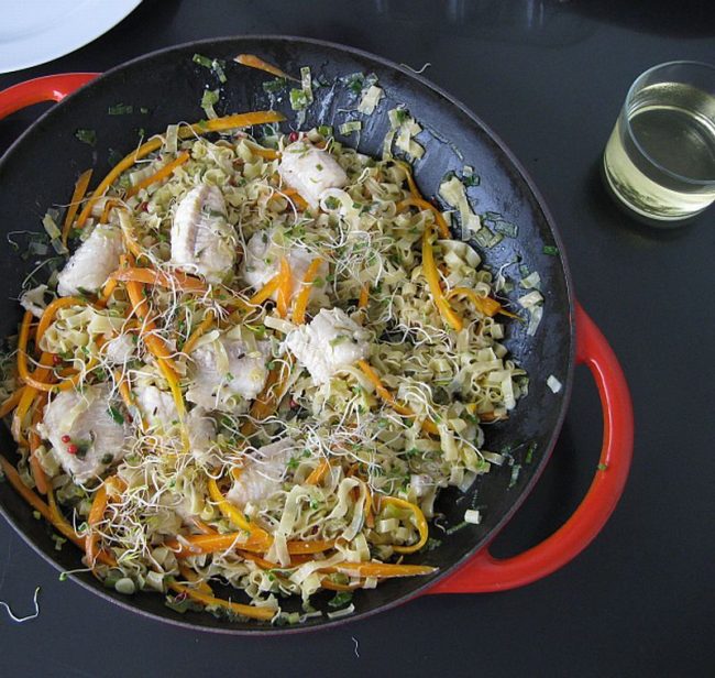 Asiatische Fischpfanne – Steinbeisserfilet ist schnell zubereitet. Das Steinbeisserfilet ist fest und gut geeignet,.