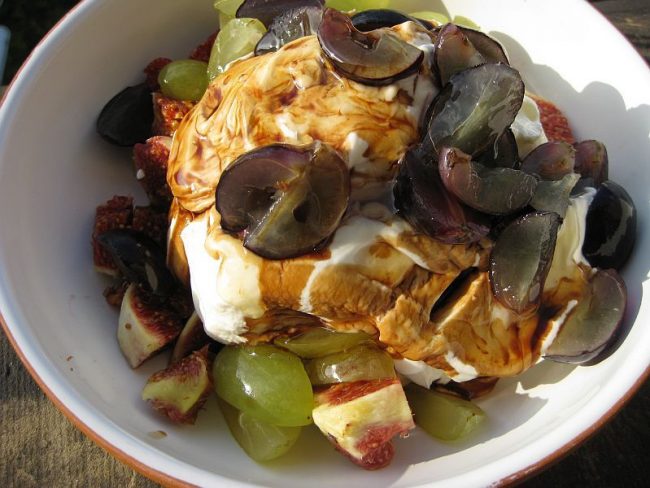 Griechischer Joghurt mit Früchten