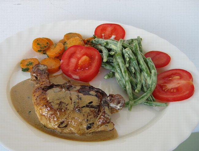 Maishänchenschenkel und kalte Bohnen ist ein delikates und leichtes Gericht für heiße Sommertage.