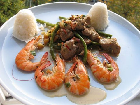 Schweinefleisch mit Garnelen passt sehr gut zusammen und sieht auf einem Teller arragiert auch gut aus.