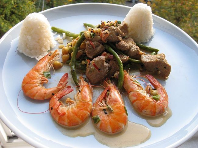 Schweinefleisch mit Garnelen passt sehr gut zusammen und sieht auf einem Teller arragiert auch gut aus.