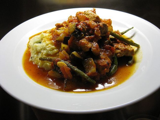 Schweinegulasch, Petersilienwurzel und Kartoffelbrei ist eine der zahlreichen Zubereitungsarten von Schweinegulasch.