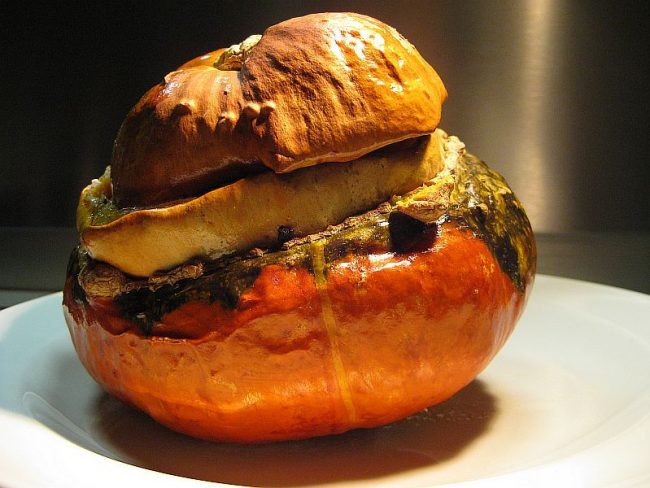 Gefüllter Kürbis – Bischofsmütze ist nicht nur schmackhaft, sondern auch ein echter Hingucker.