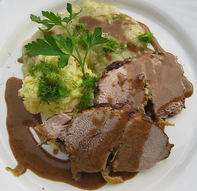 Der Schweinebraten in Balsamico ist besonders delikat und mit einem feinen Wein für alle eine Überraschung.