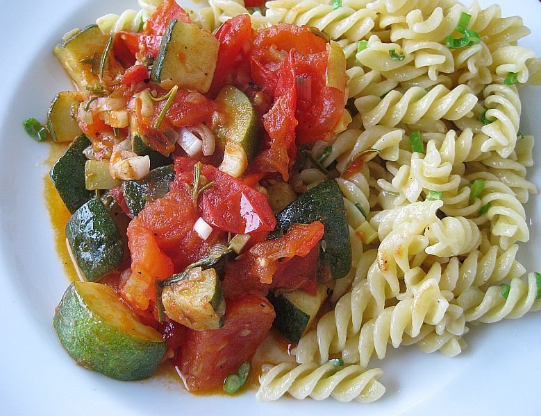 Einfaches Zucchini-Tomatengemüse mit Trüffel – Spirelli