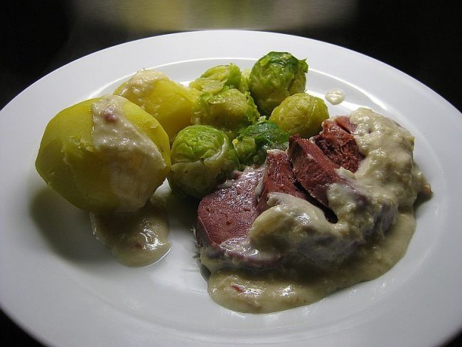 Gepökelte Schweinezunge mit Rosenkohl