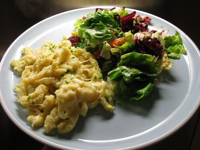 Käsespätzle mit Salat braucht der Schwabe sonst ist er unglücklich.