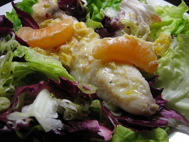 Seeteufel in Orangensauce auf Salat