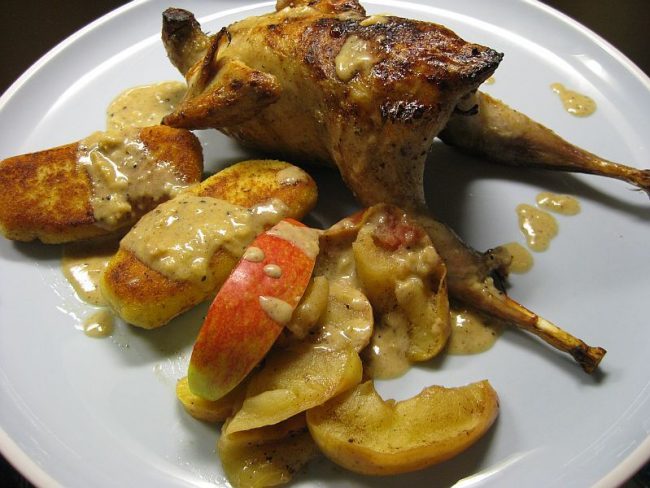 Rebhuhn auf Äpfeln an Sektsoße ist eine Delikatesse, weil das Fleisch so zart und aromatisch ist.