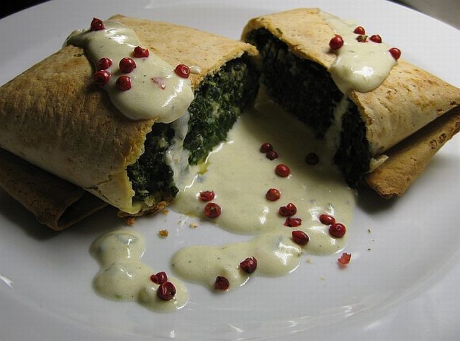Spinatpastete Dünnteigrolle ist lekker und sehr gesund, denn Spinat hat viele gute Eigenschaften.