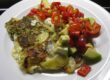 Goldbraun gebackener Kartoffelauflauf mit Schafkäse und Kräutern in einer Auflaufform, cremige Oberfläche mit knusprigen Kartoffelscheiben