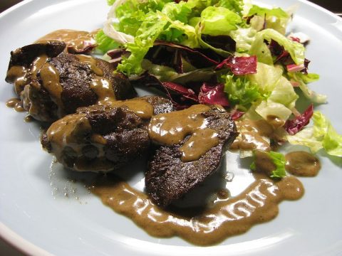 Gänseleber an Salat mit einer Marsalasauce