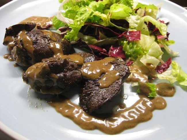 Gänseleber an Salat mit einer Marsalasauce