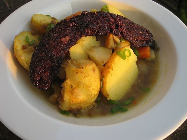 Kräftiger Gemüseeintopf mit Blutwurst