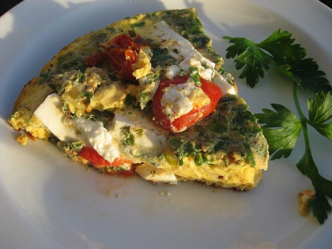 Mediterrane Eierspeise der leichten Art mit Schafkäse