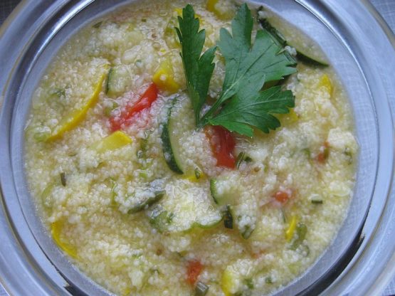 Gemüserisotto oder Cous-Cous ist eine Art Risotto, aber mit Cousine-Cous zubereitet