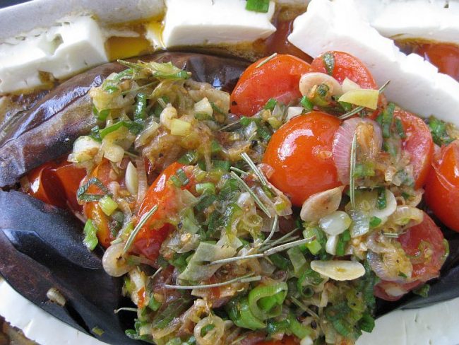 Gefüllte Auberginen mit Schafkäse sind ein gesundes und sehr schmackhaftes Essen.