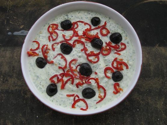 Kräuter – Käsecreme Haydari ist schnell zubereitet und vielseitig einsetzbar. Als Dipp und zu Gemüse wie auch zu Brot.