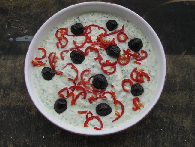 Kräuter – Käsecreme Haydari ist schnell zubereitet und vielseitig einsetzbar. Als Dipp und zu Gemüse wie auch zu Brot.