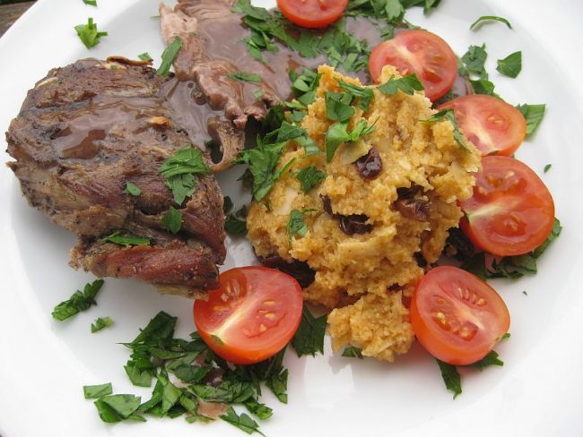 Lammschulter mit Couscous ist ein sehr feines Gericht und wird durch orientalische Gewürze authentisch.