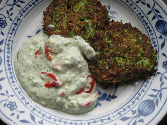 Zucchinipuffer – in der Türkei Mücver genannt ist nicht nur lecker sondern auch gesund. Zucchini enthält viele Mineralien und Vitamine.