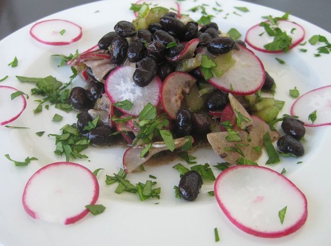 Frischer, würziger Salat aus schwarzen Bohnen