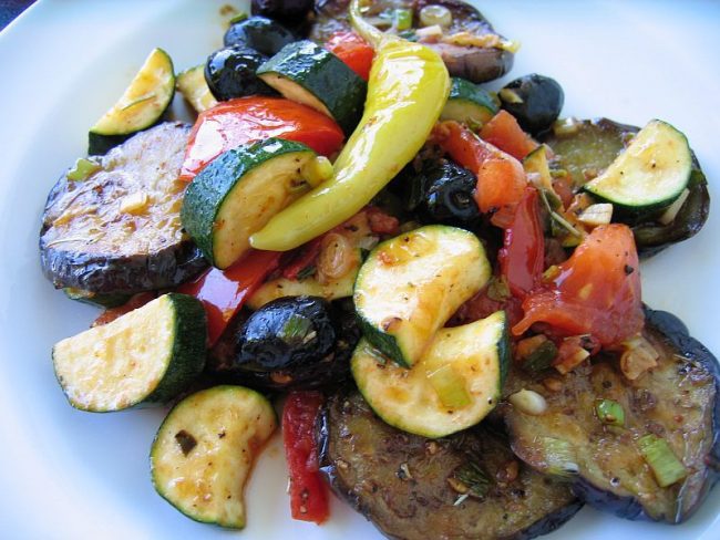 Gemüsepfanne mit Aubergine ist ein leckere südländisches und gesundes Gericht.