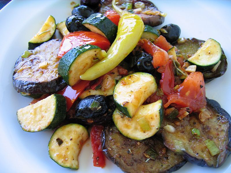 Gemüsepfanne mit Aubergine ist ein leckere südländisches und gesundes Gericht.