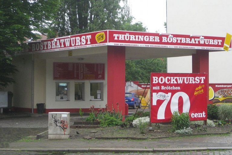 Die Minoltankstelle als Bratwurstbude ist leipzig auf der Georg Schumann Straße im Jahr 2012