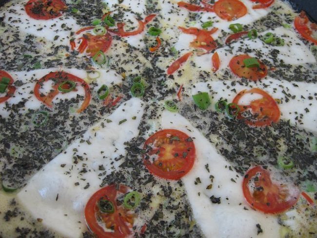 Eierpfanne, Eierkuchen mit Ziegenkäse ist ein leit zu bereitendes Gericht mit feinem Aroma.