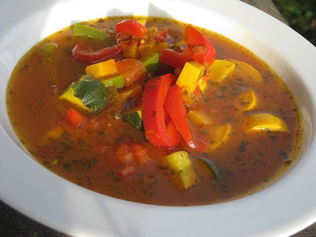 Kalte würzige Gemüsesuppe ist das ideale Essen für heiße Tage