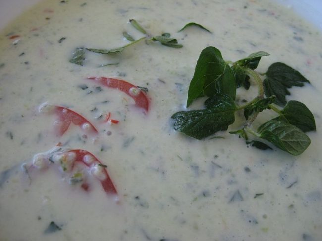 Kaltes Gurken-Selleriesüppchen ist ein leichtes Essen für heiße Tage und gut bekömmlich.