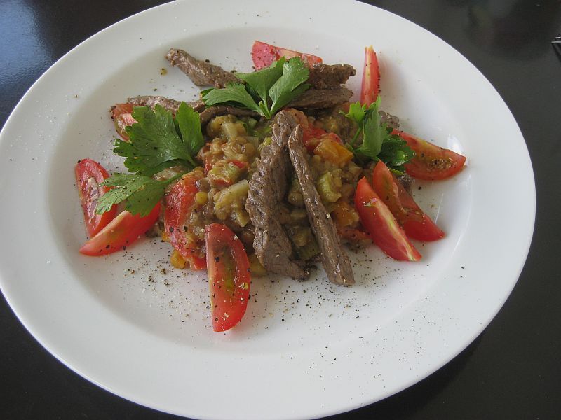 Linsensalat mit kalten Rindfleischstreifen ist ein ideales Sommeressen bei heißen Temperaturen.