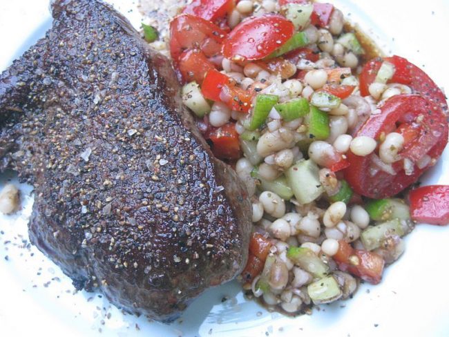 Black Angus Steak und weiße Bohnen ist ein Fest für die Sinne. Die Geschmackssinne.