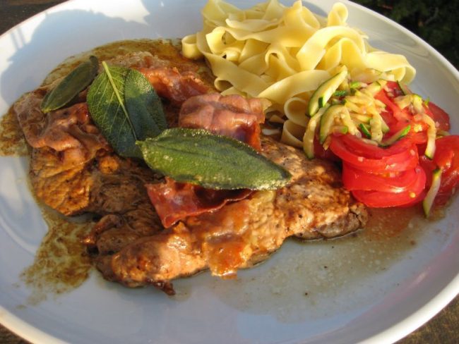 Kalbsschnitzel mit Schinken und Salbei
