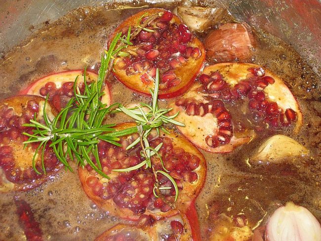 Die Entenbrust an Granatapfelsauce hat eine feine Säure.