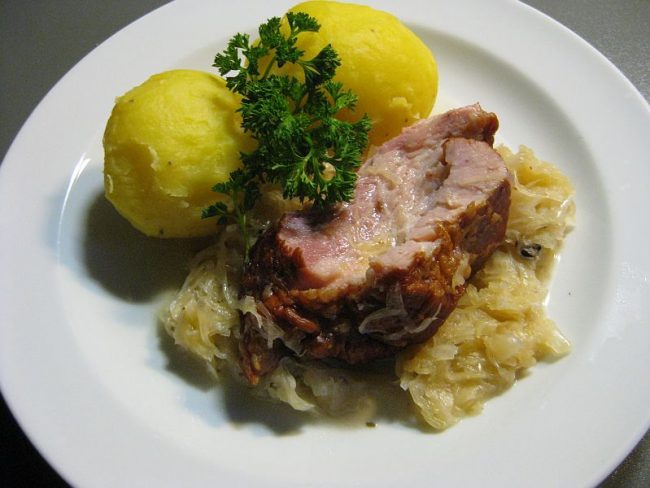 Gepökeltes Schweinefleisch mit Rieslingsauerkraut ist ein deftiges Essen.