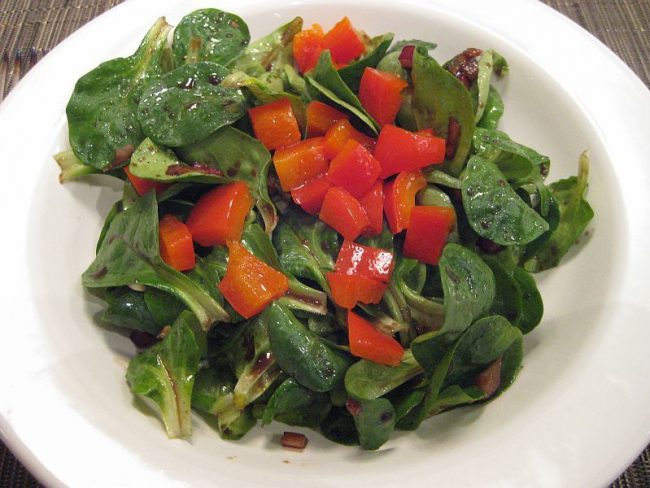 Feldsalat mit eingelegter Paprika