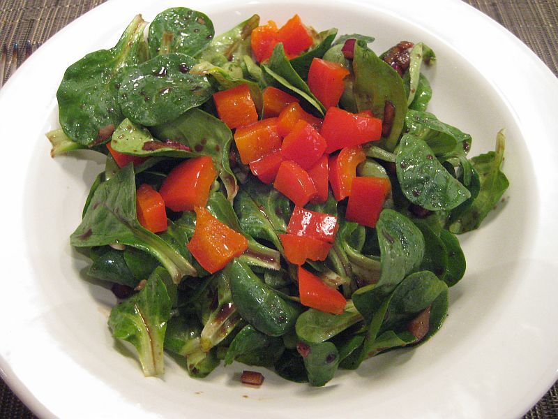 Feldsalat mit eingelegtem Paprika | Ein Salatrezept der Volksküche
