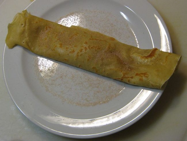 Eierkuchen mit Apfelmus und Zimtzucker